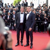 Dua aktor tampan Hollywood, Brad Pitt dan Leonardo DiCaprio beradu akting dalam film Once Upon A Time in Hollywood. Saat menghadiri premiere film yang diadakan di Festival Film Cannes, keduanya pun tampak akrab di karpet merah. Foto: Getty Images