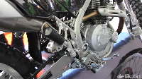 Model KLX khususnya yang baru ini terlahir berdasarkan survei dan studi kami pada pelanggan di Indonesia dengan waktu yang cukup lama. Ini adalah World Premiere karena memang pecintanya di Indonesia sedang tinggi-tingginya, kata Head & Sales Promotion PT Kawasaki Motor Indonesia Michael C Tanadhi di Jakarta Fair, JIExpo Kemayoran, Jakarta, Kamis (22/5/2019).  Foto: Ruly Kurniawan/detikOto