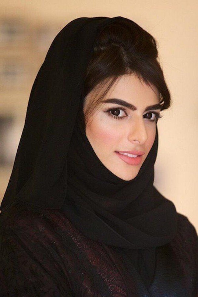 Manal bint Mohammed bin Rashid Al Maktoum merupakan putri Dubai, anggota keluarga terkaya di dubai yang juga dikenal sebagai politisi. Manal menjabat sebagai President of Dubai Women Establishment (DWE). Dia sangat membela hak perempuan dan melakukan pemberdayaan perempuan. Dia bekerja keras untuk membuat perempuan bisa sukses dalam segala sektor baik ekonomi, sosial, hingga politik. Foto: Instagram