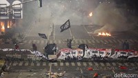 Kondisi di depan Bawaslu tampak mencekam.
