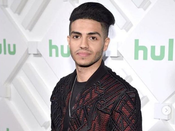 Mena Massoud dan Adam Hollick, pemeran Aladdin di dua versi.