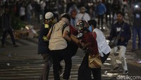 Orator yang berada di mobil komando pun langsung bergerak ke tengah kerumunan mengimbau agar massa tetap tenang. Mereka meminta massa tetap tenang dengan memakai pengeras suara.