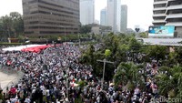 Massa aksi terlihat berkumpul di depan kawasan Sarinah, tepatnya di perempatan jalan MH Thamrin seberang Bawaslu.