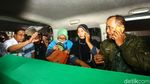 Anies Bantu Angkat Keranda Korban Kerusuhan Tanah Abang