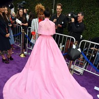 Gaun dengan bahu model halter tersebut hadir dengan ekor panjang yang menyapu lantai. Bukannya mengajak keluarga, aku justru membawa ekor gaun, kata Naomi berseloroh. (Foto: Getty Images)