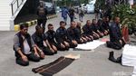 Momen Brimob Salat Berjamaah di Tengah Pengamanan Aksi 22 Mei