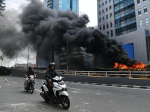Flyover Slipi Masih Ricuh, Penumpang Busway Berlarian