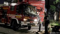 Menurut Kasiop Sudin Penanggulangan Kebakaran dan Penyelamatan (PKP) Jakbar, Rompis Romlih mengakui bahwa mobil direbut massa dan terpaksa harus tinggal karena massa marah-marah.