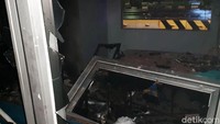 Kaca-kacanya pecah.