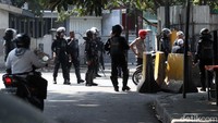 Sejumlah petugas polisi bersiaga di sekitar kawasan Jalan Taman Jati Baru, Jakarta Pusat.