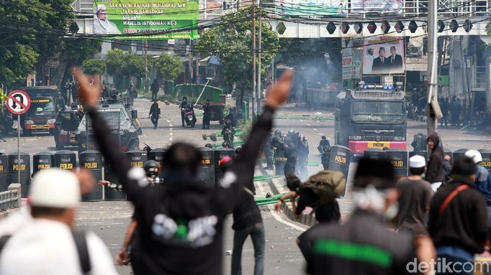 Gas air mata yang terhirup merangsang kelenjar air mata (Foto: Ari Saputra) Gas air mata yang terhirup merangsang kelenjar air mata (Foto: Ari Saputra)