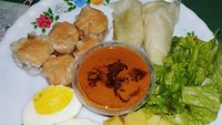 Siomay bisa dibuat sendiri di rumah. Netizen ini menikmati siomay dengan telur, kol dan selada. Foto: Instagram@mistycca