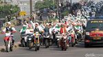 Massa Bersorban Bantu Polisi Tenangkan Warga