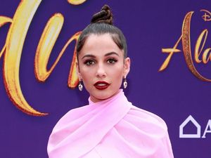 Naomi Scott si Putri Jasmine Pakai Aksesori Karya Desainer Indonesia