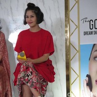 Pada kesempatan itu, Vanesha tampil cantik dengan tunik merah dengan rok bermotif. Vanesha tampil santai memakai sneakers putih.  Foto: Kiki Oktaviani/Wolipop