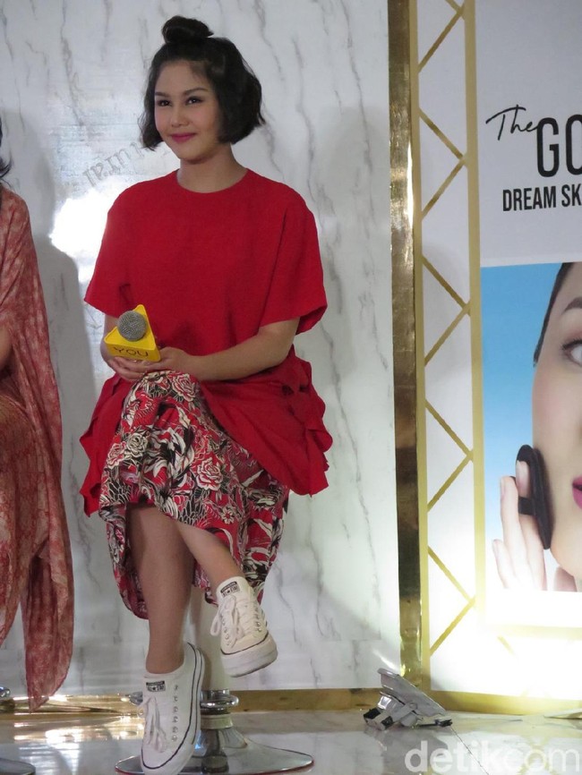 Pada kesempatan itu, Vanesha tampil cantik dengan tunik merah dengan rok bermotif. Vanesha tampil santai memakai sneakers putih.  Foto: Kiki Oktaviani/Wolipop