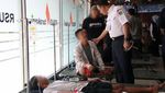 Momen Anies Jenguk Korban Kerusuhan Tanah Abang di RS Tarakan