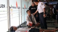 Anies menyebut ada sekitar 200 korban luka akibat kericuhan semalam. Dia mengatakan Pemprov DKI menanggung seluruh biaya perawatan korban luka yang tak memiliki BPJS Kesehatan.