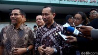 Ketua Komnas HAM Ahmad Taufan Damanik didampingi Amiruddin, dan Hairansyah saat menjenguk korban kerusuhan Tanah Abang di RS Tarakan, Jakarta, Rabu (22/5/2019).
