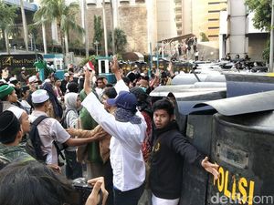 Pagi-pagi, Massa di Bawaslu Sempat Lempar Batu ke Arah Polisi