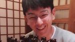 Pose Keren Lim Ju Hwan Different Dreams Saat Makan Hot Pot dan Ngopi