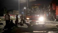 Mmobil damkar yang direbut berada di bawah flyover Slipi. Dia mengatakan petugas damkar memang dikerahkan ke lokasi untuk mengantisipasi adanya kebakaran.