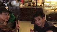 Bersama teman prianya, aktor berusia 37 tahun itu justru memilih untuk minum kopi bersama. Tentunya dengan beberapa camilan manis. Foto: Instagram juhwan_lim