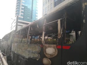 Kapolda Cek 2 Bus Brimob yang Dibakar Massa di Slipi