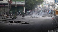 Sejumlah batu dan sisa-sisa pembakaran nampak masih terlihat di salah satu jalan yang berada di kawasan Blok A Tanah Abang, Jakarta.