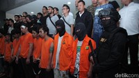Para pelaku dikenakan Pasal 170 KUHP, 212 KUHP, 214 KUHP, 218 KUHP, dan untuk di Petamburan 187 KUHP tentang pembakaran.
