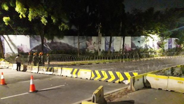Kawat berduri dipasang di jalan untuk menutup akses.