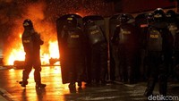 Aksi yang digelar di area sekitar gedung Bawaslu itu awalnya berlangsung damai. Namun, usai massa aksi dibubarkan pada malam harinya, muncul sekelompok massa yang melakukan tindakan provokatif dan anarkis. Saat polisi hendak membubarkan kelompok tersebut kerusuhan pun tak terhindarkan. Bakar-bakaran terjadi di sekitar lokasi. Rifkianto Nugroho/Dok. Detikcom.