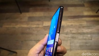 Ponsel ini memiliki sensor sidik jari di pinggir bodi sebelah kanan. Foto: Fino Yurio Kristo/detikINET