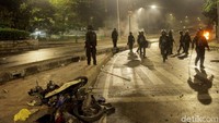 Sebuah motor terlihat hangus terbakar usai menjadi sasaran pendemo di tanah abang.
