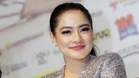 Titi Kamal jadi salah satu selebriti yang rajin nge-twit soal kejadian 22 Mei, ia pun menyerukan agar semua pihak tetap tenang dan tak anarkis. Dok. Twitter/Titi_KamaLL