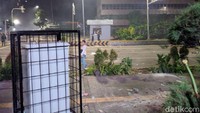 Sementara itu, polisi mengimbau massa untuk bubar lewat mobil pengeras suara.