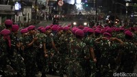 Tak selang lama, personel Marinir juga datang. Mereka membawa tameng dan tongkat.