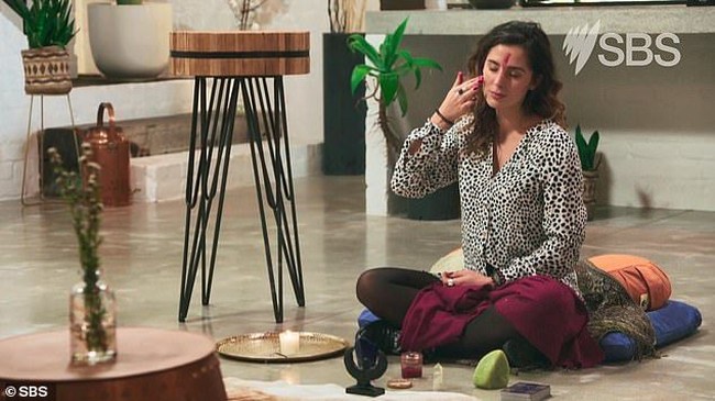 Dalam acara Medicine or Myth? yang tayang di SBS, Yazmina menunjukkan cara dalam membalurkan darah haidnya sendiri itu ke wajah. Dia melakukan di sejumlah titik di wajahnya seperti dahi, pipi, bahkan di bibirnya. Aku mengkoneksikannya kemudian aku menghirupnya ke dalam tubuhku, ucapnya.  Foto: dok. SBS