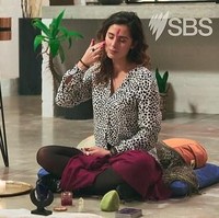 Dalam acara Medicine or Myth? yang tayang di SBS, Yazmina menunjukkan cara dalam membalurkan darah haidnya sendiri itu ke wajah. Dia melakukan di sejumlah titik di wajahnya seperti dahi, pipi, bahkan di bibirnya. Aku mengkoneksikannya kemudian aku menghirupnya ke dalam tubuhku, ucapnya.  Foto: dok. SBS