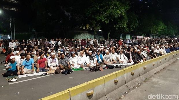 Massa Pendemo Salat Isya Berjemaah di Depan Bawaslu