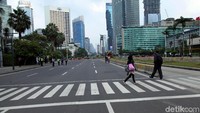 Selang tiga jam kemudian, kericuhan juga terjadi di Jalan Sabang yang tidak jauh dari Sarinah. Berdasarkan pantauan di lapangan, massa mengenakan masker dan membawa batu dan terus melempari aparat kepolisian.