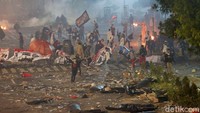 Belum dipastikan bagaimana awalnya, massa kembali ricuh.