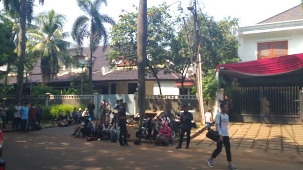  Di kediaman Prabowo pun tampak mulai didatangi sejumlah orang.