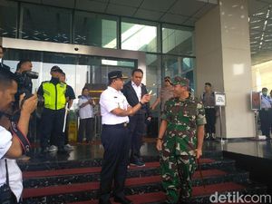 Bareng Pangdam dan Kapolda, Anies Pantau Kondisi di Flyover Slipi
