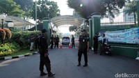 Petugas keamanan memperketat penjagaan di gerbang masuk.