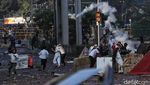 Potret Bentrokan Polisi dan Massa di Tanah Abang