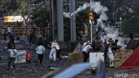 Senjata air mata ditembakkan untuk mengamankan massa yang melempari batu di kawasan Tanah Abang, Jakarta.