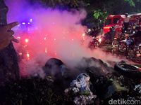 Polisi Kerahkan Water Cannon Padamkan Api dan Bubarkan Massa di Tanah Abang