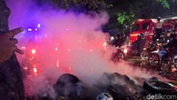 Di lokasi, massa melakukan pembakaran ban, kaleng-kaleng, hingga sampah.