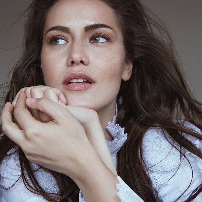 Salah satu wanita muslim tercantik di dunia adalah Fahriye Evcen. Wanita muslim yang satu ini terkenal dengan gaya elegannya. Ia merupakan aktris Turki yang sering memainkan peran protagonis. Ia selalu memesona baik ketika tampil di red carpet maupun bergaya santai.  Pengikut di Instagramnya pun sudah mencapai 8,1 juta. Foto: Instagram